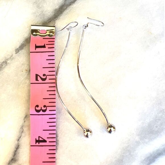 Minimalist silver plated drop earrings with wave and ball - Picture 6 of 6